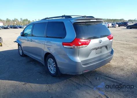 2014 Toyota Sienna Xle V6 8 Passenger z USA, uszkodzony, nr VIN 5TDYK3DC5ES451710